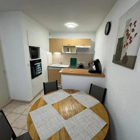 Calme Avec Balcon, A 4km Du Centre, Parking, Wi-fi, Netflix Gratuit Апартаменты *
