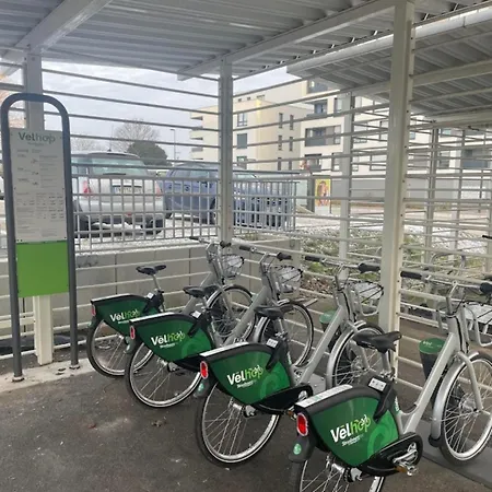 Calme Avec Balcon, A 4km Du Centre, Parking, Wi-fi, Netflix Gratuit *